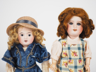 Vente aux enchères  Lot de 2 poupées : Bleuette SFBJ 60 8/0 restaurée. Taille 27 cm. Très