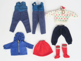 Vente aux enchères Lot de vêtements pour la poupée Bleuette dont partie de vêtements Gaut
