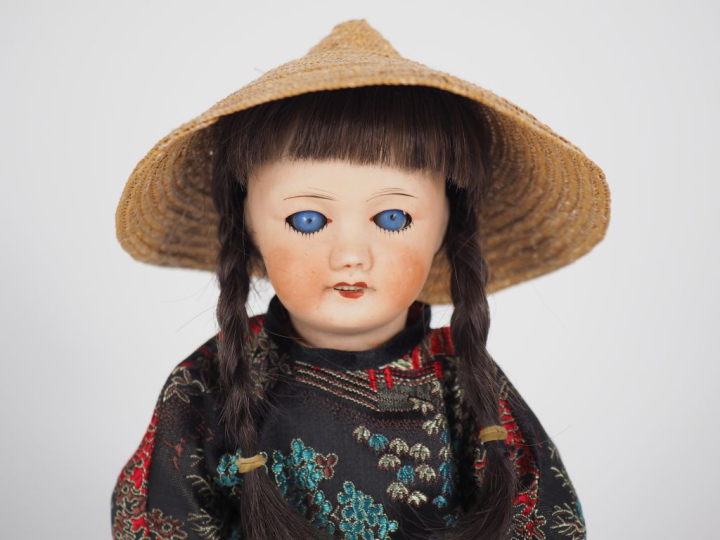 Poupée Bleuette Unisfrance 301 tête porcelaine bouche ouverte yeux bas