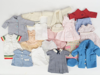 Vente aux enchères Lot de vêtements pour la poupée Rosette la plupart réalisés par la col