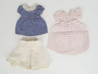 Vente aux enchères Lot de 2 robes dont « Mondanités » de 1955 manque les boutons bel état