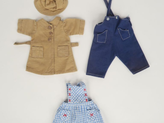 Vente aux enchères Lot de vêtements Gautier Languereau dont tablier « sagesse » de 1957  