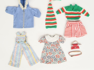 Vente aux enchères Lot de vêtements pour la poupée Bleuette comprenant anorak « sur les c