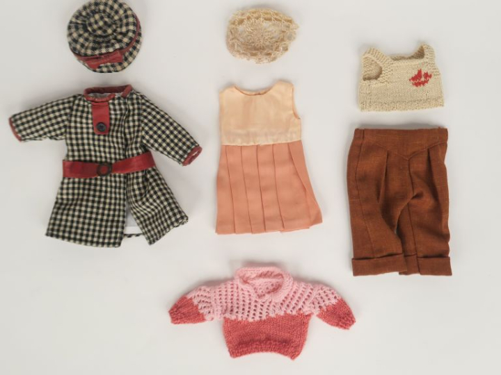 Lot de 3 vêtements réalisés par la collectionneuse d'après les vêtemen