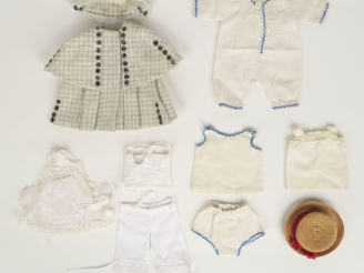 Vente aux enchères Lot de vêtements pour poupée Bleuette en partie ancien dont très joli 