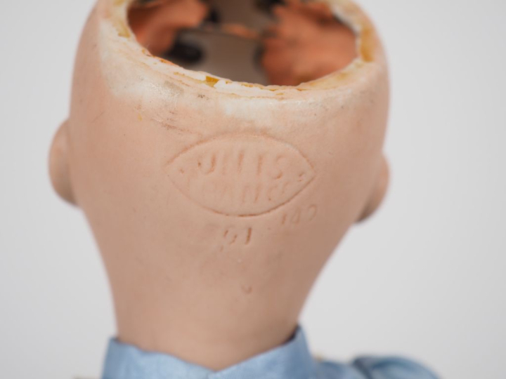 Lot de 2 poupées  comprenant une 301 taille 2 avec une perruque brune 
