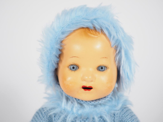 Vente aux enchères Bébé Bambino en rhodoïd bouche ouverte avec langue yeux basculant bleu
