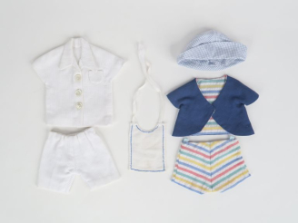 Vente aux enchères Petit lot de vêtements réalisés par la collectionneuse très certaineme