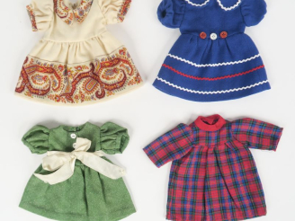 Vente aux enchères Lot de 4 robes pour poupée Bleuette réalisées par la collectionneuse t