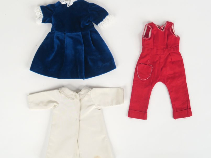 Rare lot de vêtements pour poupée Rosette, robe en velours bleu réalis