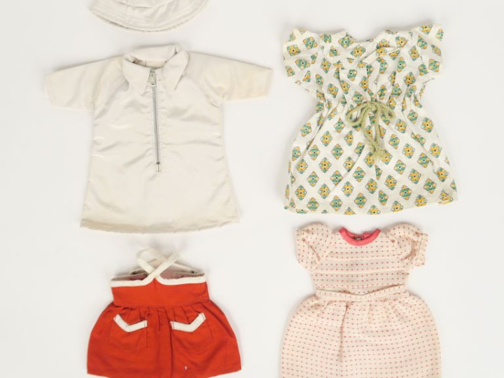 Rare lot de vêtements pour Rosette : « arlésienne « de 1956, « terre n