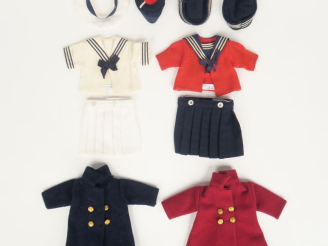 Vente aux enchères Lot de vêtements pour poupée Bleuette comprenant partie de vêtements d