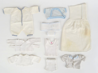 Vente aux enchères Lot de vêtements pour bébé Bambino dont sous-vêtements type petit bate