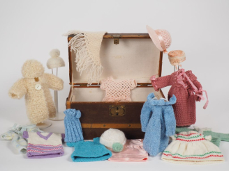 Vente aux enchères Dans une ravissante malle de taille Bleuette un lot de vêtements réali