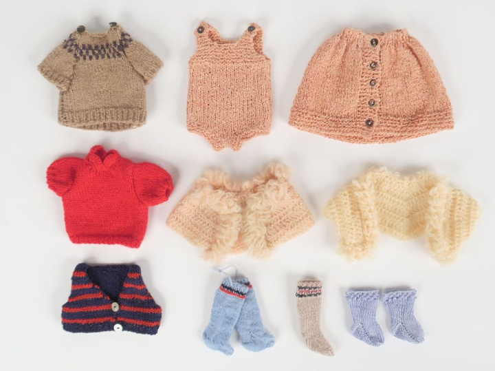 Lot de tricot pour Bleuette dont modèle d’après patrons : tenue de bai