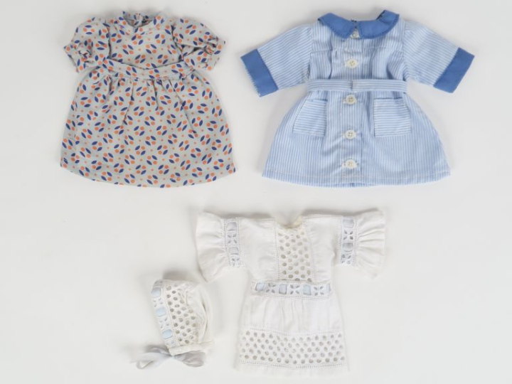 Lot de 7 vêtements pour Bleuette dont modèles de 1933 etc…