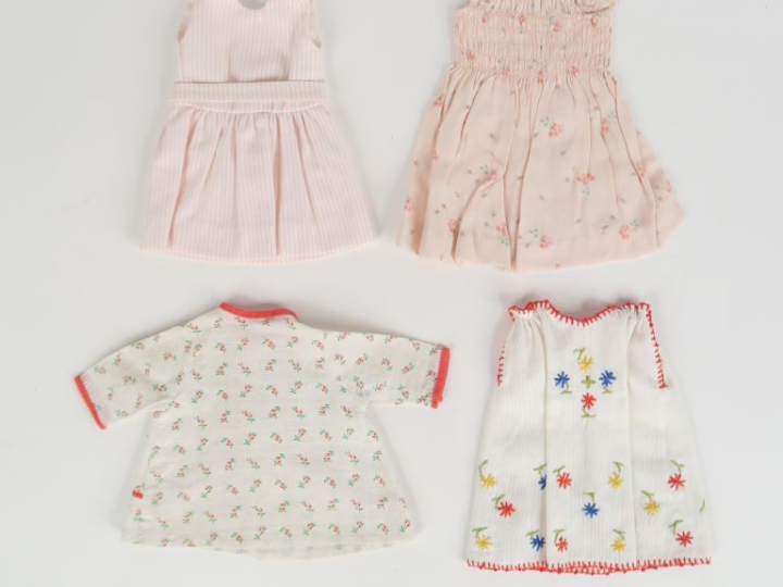 Lot de 7 vêtements pour Bleuette dont modèles de 1933 etc…