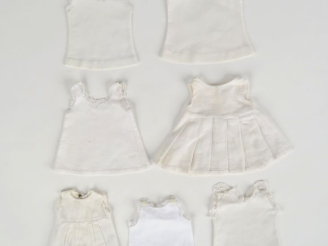 Vente aux enchères Lot de sous-vêtements, pyjamas, partie de pyjamas pour Bleuette ou en 