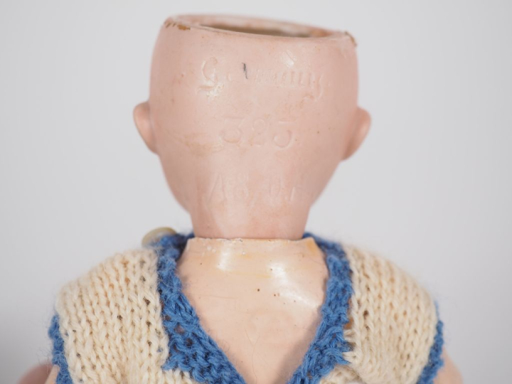 Petite poupée Googly Armand Marseille tête porcelaine bouche fermée ye