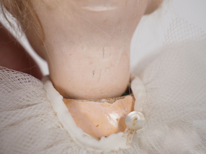 Petite poupée allemande bouche ouverte yeux bruns perruque blonde de s