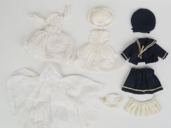 Lot de vêtements pour poupées de petite taille dont costume de communi