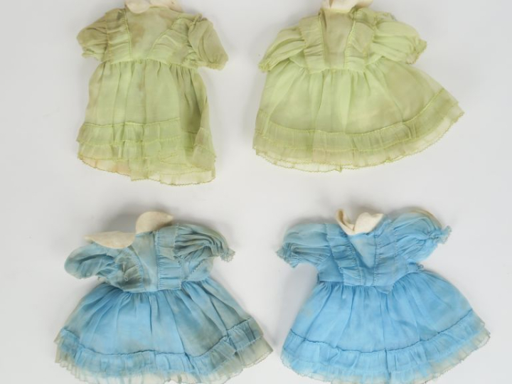 lot de vêtements anciens des années 30 à 50 dont petit vêtement en org