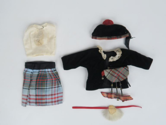 Vente aux enchères très jolis vêtements en taille bleuette costume d'écossais avec cornem