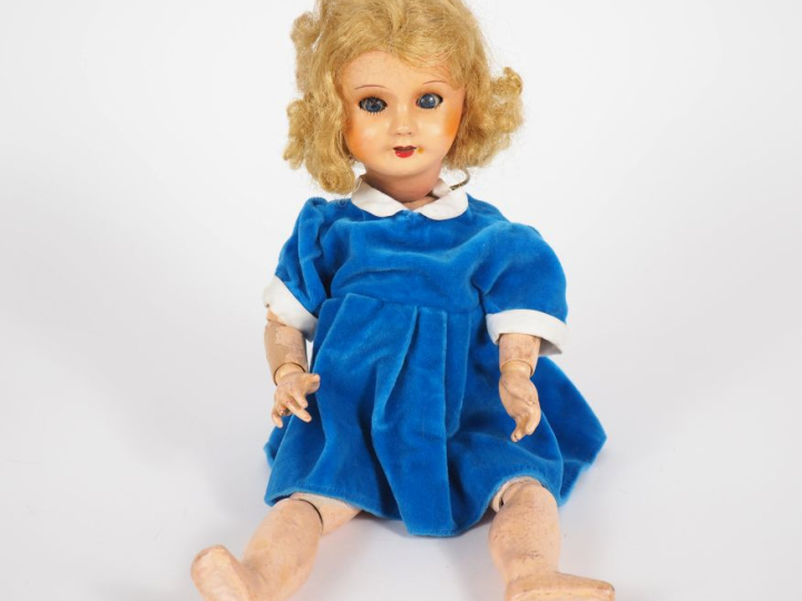 Lot comprenant une poupée rosette entièrement en composition avec son 