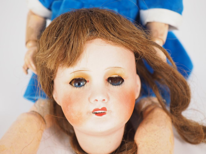 Lot comprenant une poupée rosette entièrement en composition avec son 