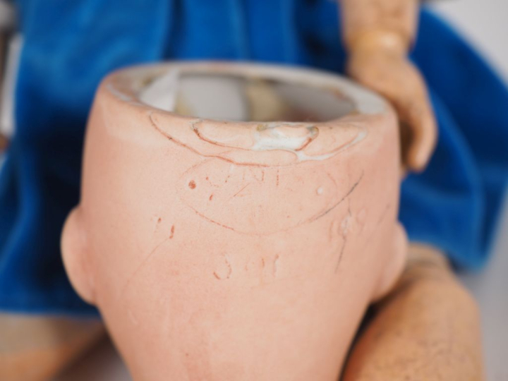 Lot comprenant une poupée rosette entièrement en composition avec son 