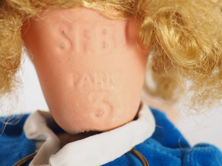 Lot comprenant une poupée rosette entièrement en composition avec son 