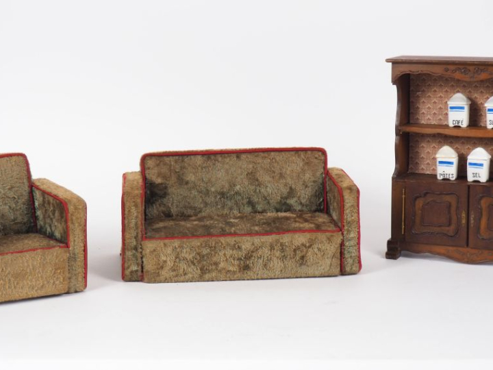 Lot de mobilier taille Bleuette comprenant  : canapé, fauteuil, petite