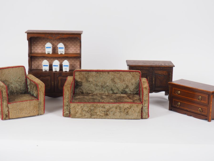 Lot de mobilier taille Bleuette comprenant  : canapé, fauteuil, petite