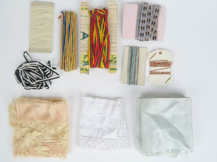 Lot d’éléments pour réalisation de vêtement de poupée. On y joint un p