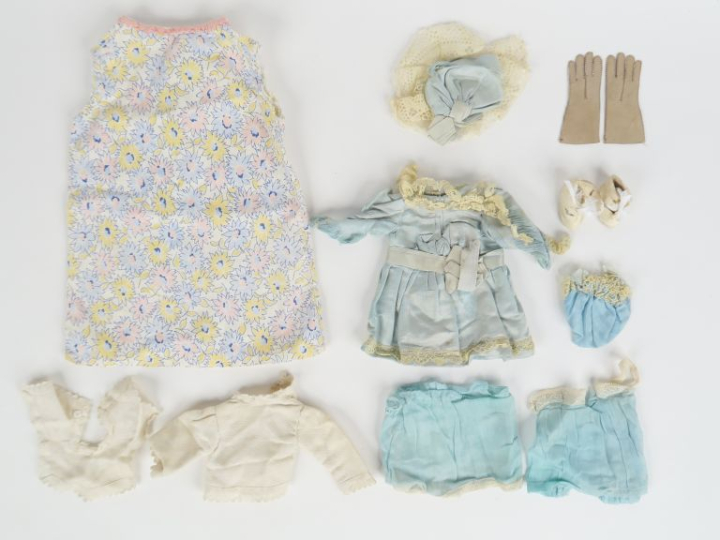Lot d’éléments pour réalisation de vêtement de poupée. On y joint un p