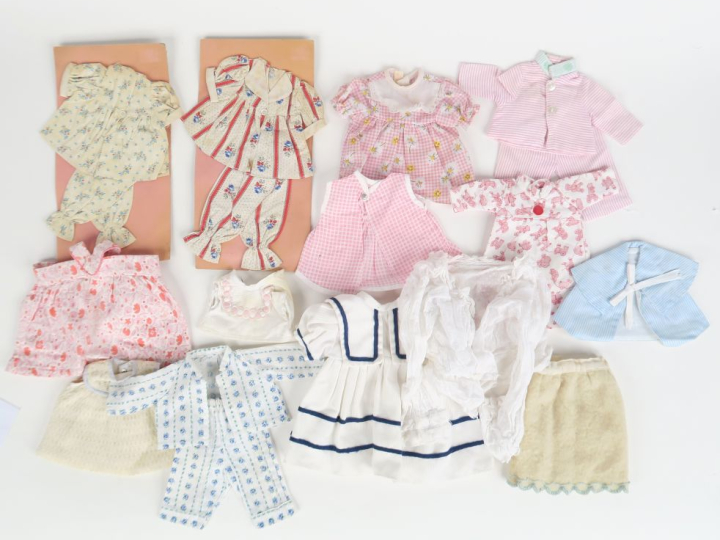 Lot de vêtement pour poupée de taille moyenne environ 30-35 cm, compre