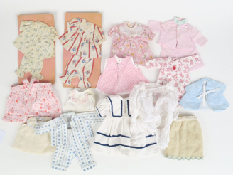 Vente aux enchères Lot de vêtement pour poupée de taille moyenne environ 30-35 cm, compre