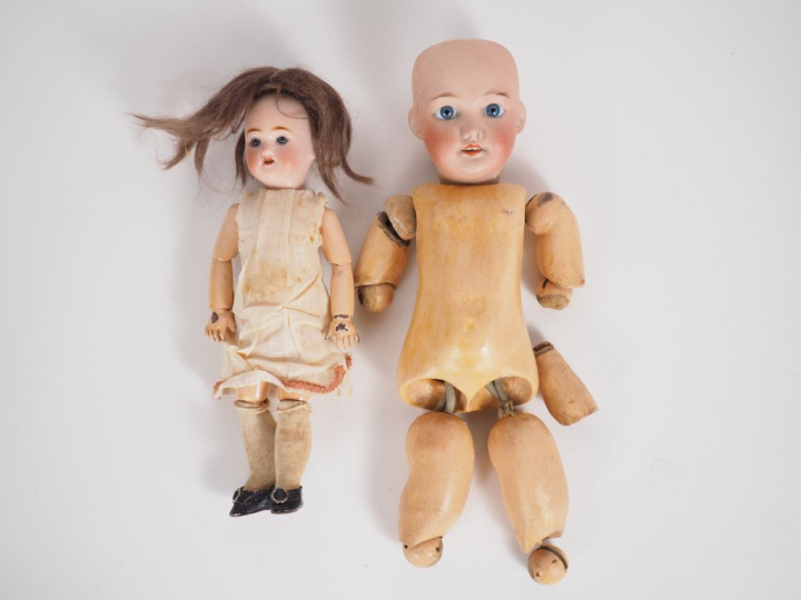 Lot de 2 poupées anciennes tête porcelaine dont une petite poupée Flei