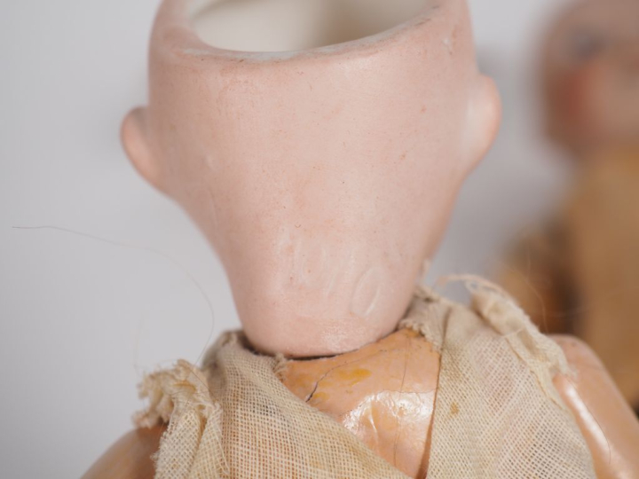 Lot de 2 poupées anciennes tête porcelaine dont une petite poupée Flei
