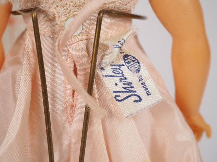 Lot de 2 poupées en boîte d'origine dont Michae Lee poupée chinoise en