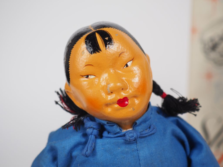 Lot de 2 poupées en boîte d'origine dont Michae Lee poupée chinoise en