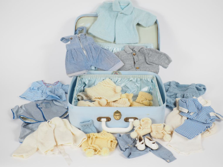 Dans une petite valise des années 60, ensemble de lainages et de vêtem