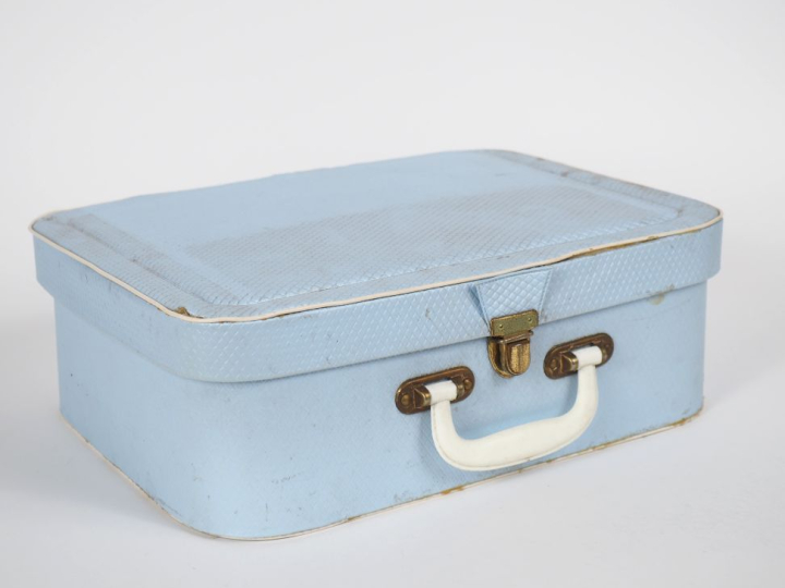 Dans une petite valise des années 60, ensemble de lainages et de vêtem