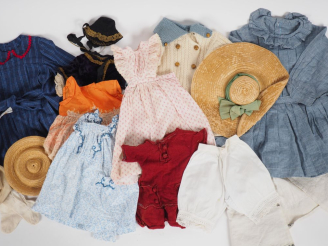 Vente aux enchères Lot de vêtements pour poupées anciennes 1900- 1920 dont robe tablier, 