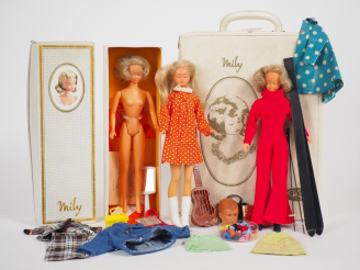 Vente aux enchères Lot de 3 poupées Mily Gégé dont une rangée dans sa boîte d'origine on 