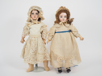 Vente aux enchères Poupée SFBJ Paris taille 9. Tête porcelaine, yeux basculants bleus, bo