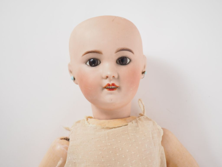 Poupée française de marque SFBJ moule 230. Yeux fixes bruns, bouche ou