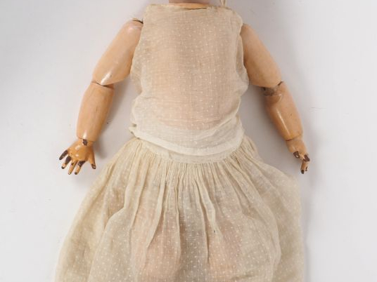Poupée française de marque SFBJ moule 230. Yeux fixes bruns, bouche ou