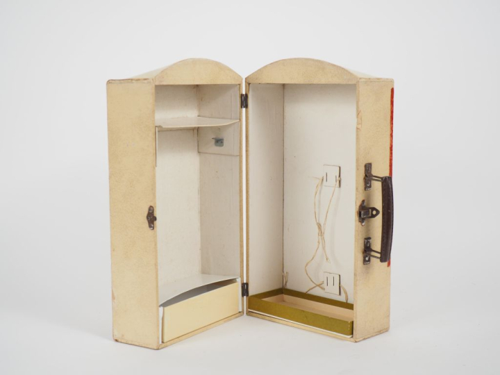 Malle cabine de petite poupée.  Taille 34 cm, bel état d'usage