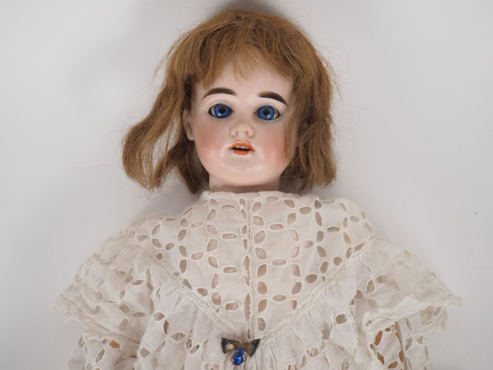 Poupée Armand Marseille 1894. Tête porcelaine, yeux fixes bleus, bouch